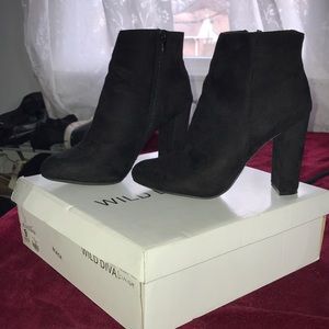 Ankle suede boots